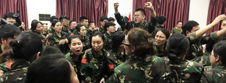 人生路，堅(jiān)持方能成功，困難途中，攜手便是天堂！