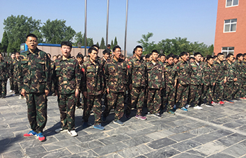 軍訓(xùn)現(xiàn)場(chǎng)，教官逐個(gè)檢查軍姿標(biāo)準(zhǔn)！