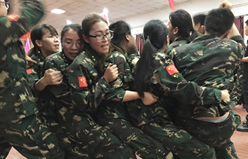 我們必須堅(jiān)持，因?yàn)閴?mèng)想和希望在前方！